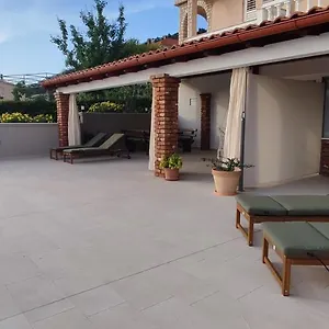 Tinjarosa Mundanije